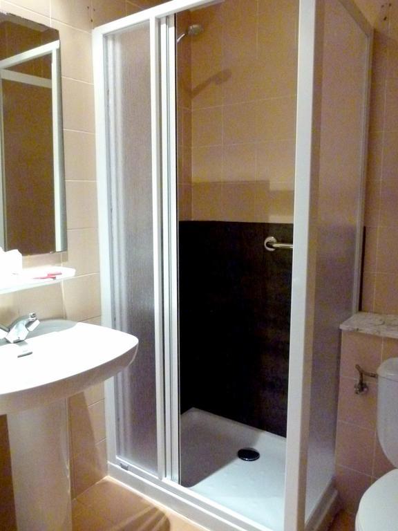 Hostal Chiquin Tapia De Casariego Ruang foto